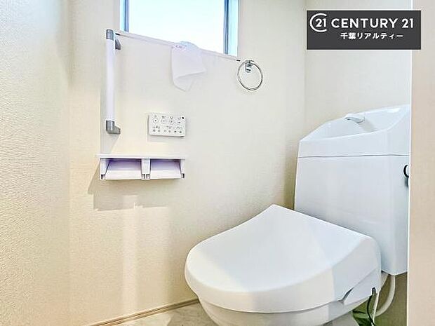 1・2階にトイレがございます!朝の忙しい時間帯も待たずにすみそうですね。白を基調とした清潔感のあるトイレでお手入れがしやすいです!