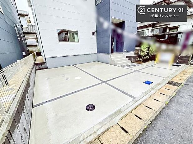 駐車スペースは2台分あります!セカンドカーはもちろん、バイクや自転車なども置き場所に困りません。