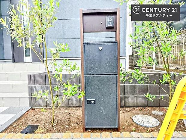 ポスト一体型宅配ボックス!玄関周りをすっきり見せつつ、再配達のストレスなく荷物を確実に受け取れる点が最大の特徴です。防犯性が高く、大型メール便にも対応可能!