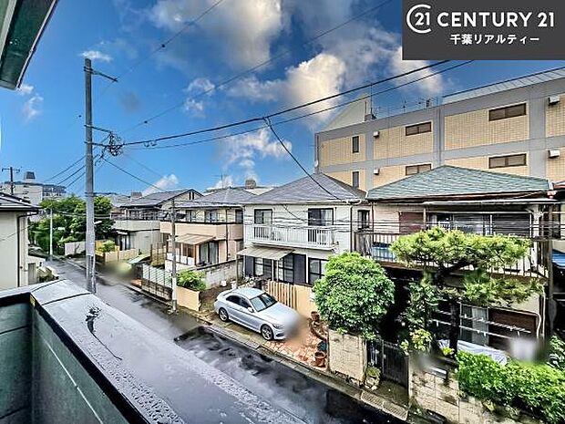 落ち着きある住宅街です！周囲には高い建物がなく、空が広く開放感があり、陽当たりを大きく遮られることもありません！気持ちの良い風が通り抜ける街並みです！