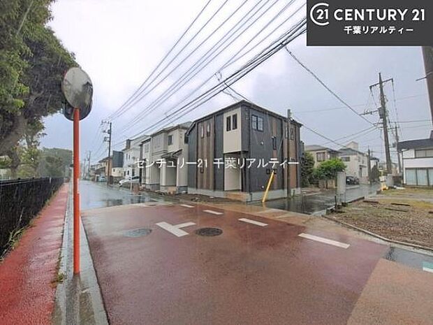 前面道路は5.8m!陽当り良好な立地です。車庫入れが苦手な方も安心ですね。