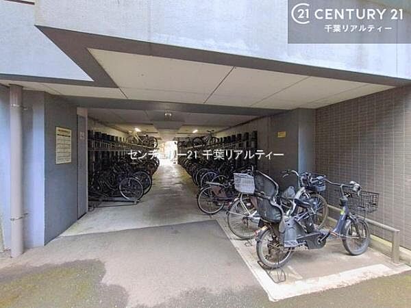 屋根付きの駐輪スペースがあるため、雨の日でも安心して自転車をご利用いただけます。