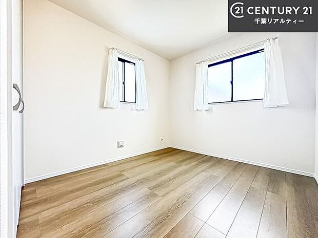 掃き出し窓がないお部屋は、お子様のお部屋としても安心です!収納スペースも充実しているので散らかったお部屋をサッと片付けられます!