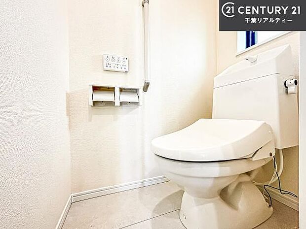 1・2階にトイレがございます!朝の忙しい時間帯も待たずにすみそうですね。白を基調とした清潔感のあるトイレでお手入れがしやすいです!