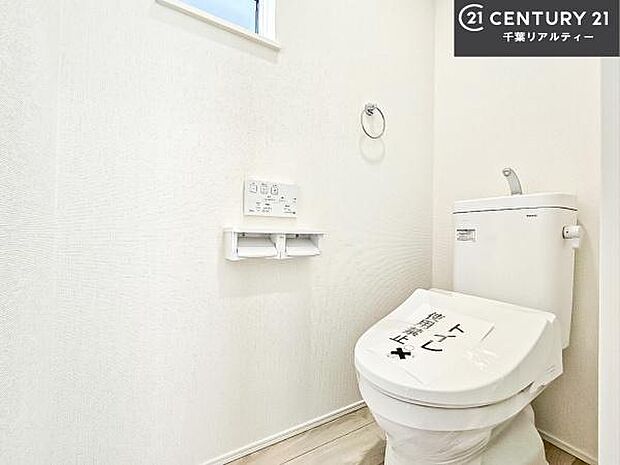1・2階にトイレがございます！朝の忙しい時間帯も待たずにすみそうですね。白を基調とした清潔感のあるトイレでお手入れがしやすいです！