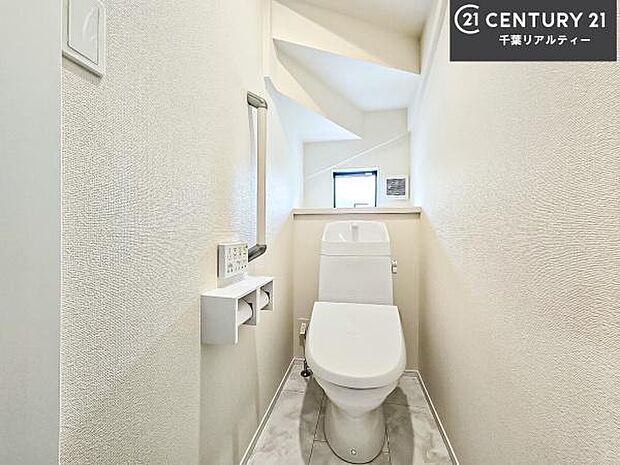 1・2階にトイレがございます！朝の忙しい時間帯も待たずにすみそうですね。白を基調とした清潔感のあるトイレでお手入れがしやすいです！