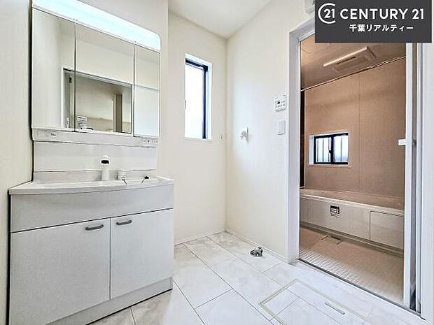 小窓付きの明るい洗面室です！湿気もすぐに入れ替えができて清潔に保つことができます！自然光が差し込むのでお化粧の仕上がりも良くなりますね！