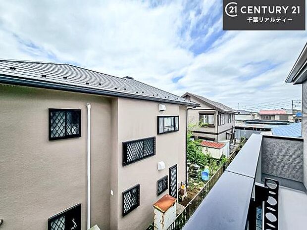 落ち着きある住宅街です！周囲には高い建物がなく、空が広く開放感があり、陽当たりを大きく遮られることもありません！気持ちの良い風が通り抜ける街並みです！