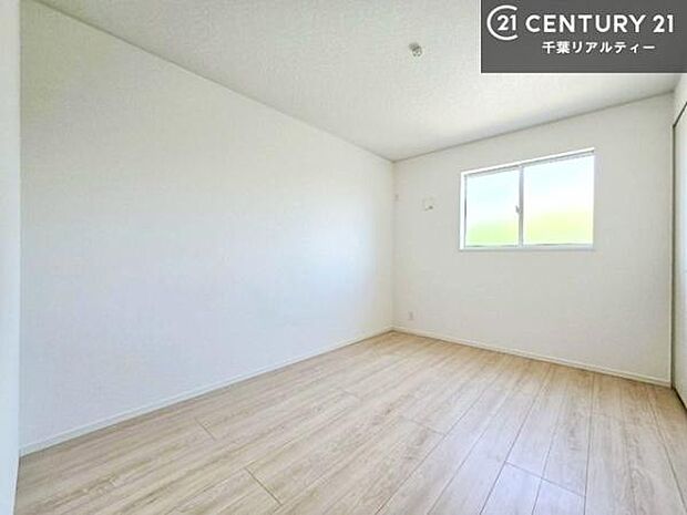 掃き出し窓がないお部屋は、お子様のお部屋としても安心です!収納スペースも充実しているので散らかったお部屋をサッと片付けられます!