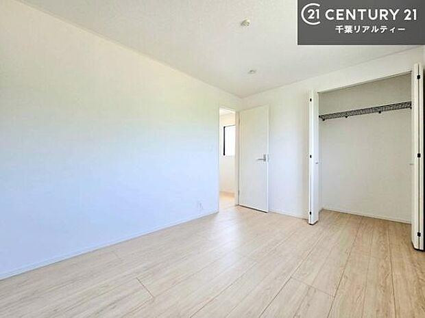 掃き出し窓がないお部屋は、お子様のお部屋としても安心です！収納スペースも充実しているので散らかったお部屋をサッと片付けられます！