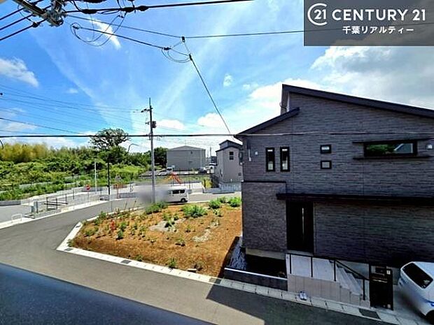 落ち着きある住宅街です！周囲には高い建物がなく、空が広く開放感があり、陽当たりを大きく遮られることもありません！気持ちの良い風が通り抜ける街並みです！