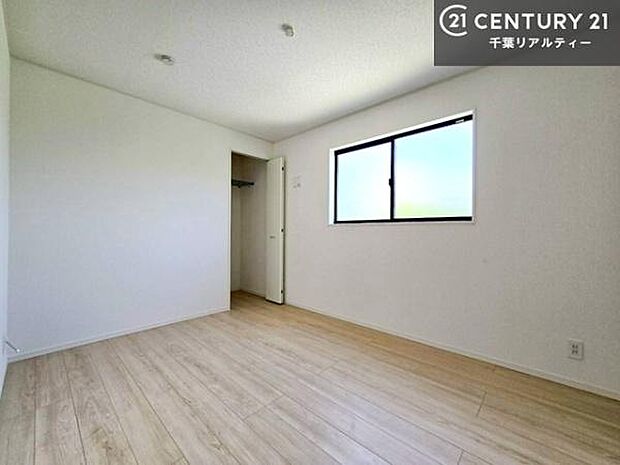 掃き出し窓がないお部屋は、お子様のお部屋としても安心です!収納スペースも充実しているので散らかったお部屋をサッと片付けられます!