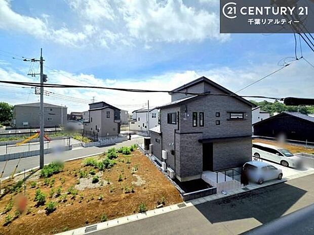 落ち着きある住宅街です!周囲には高い建物がなく、空が広く開放感があり、陽当たりを大きく遮られることもありません!気持ちの良い風が通り抜ける街並みです!