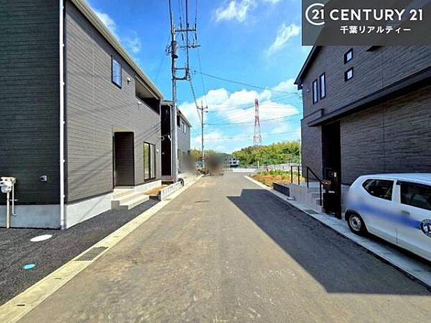 前面道路は6m!陽当り良好な立地です。車庫入れが苦手な方も安心ですね。
