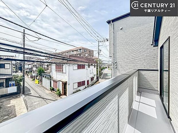 落ち着きある住宅街です！周囲には高い建物がなく、空が広く開放感があり、陽当たりを大きく遮られることもありません！気持ちの良い風が通り抜ける街並みです！