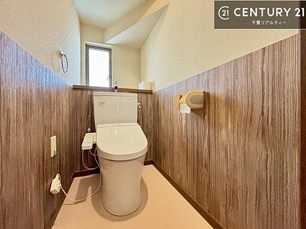 清潔感のある色味のお手洗いです！さわやかでスッキリする空間です！白を基調としているので、お手入れがしやすいトイレです！