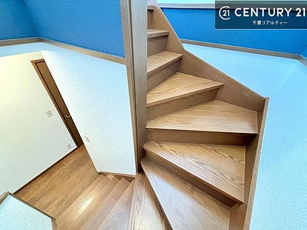 階段の内装が明るく足元がしっかりと見えて階段の上り下りが安心！