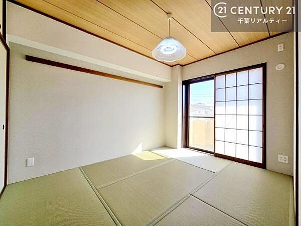 リビングと隣接している和室です！客間としてはもちろん、家事の休憩スペースとして使用するのもいいですね！