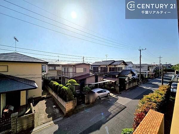 落ち着きある住宅街です！周囲には高い建物がなく、空が広く開放感があり、陽当たりを大きく遮られることもありません！気持ちの良い風が通り抜ける街並みです！