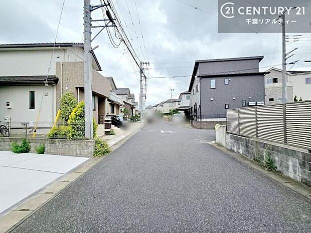 前面道路はゆとりある6m幅員。お車のすれ違いや駐車もスムーズに行え、毎日の運転も安心です。