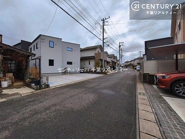 前面道路はゆとりある6m幅員。お車のすれ違いや駐車もスムーズに行え、毎日の運転も安心です。