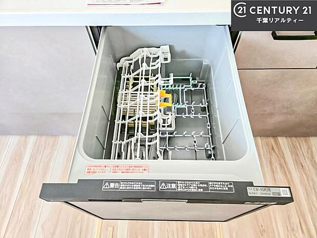 食洗機付きのキッチンです!忙しい時や手荒れ防止として大変活躍する便利な仕様です!ビルトインなのでキッチンの場所を取らず調理スペースを広く使うことが出来ます!