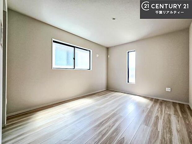 掃き出し窓がないお部屋は、お子様のお部屋としても安心です!収納スペースも充実しているので散らかったお部屋をサッと片付けられます!