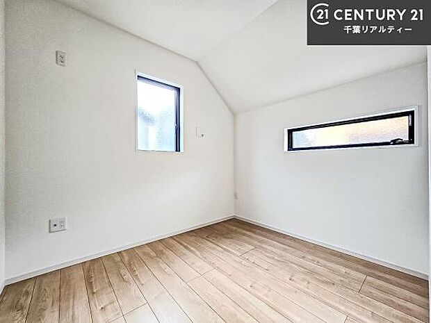 掃き出し窓がないお部屋は、お子様のお部屋としても安心です!収納スペースも充実しているので散らかったお部屋をサッと片付けられます!