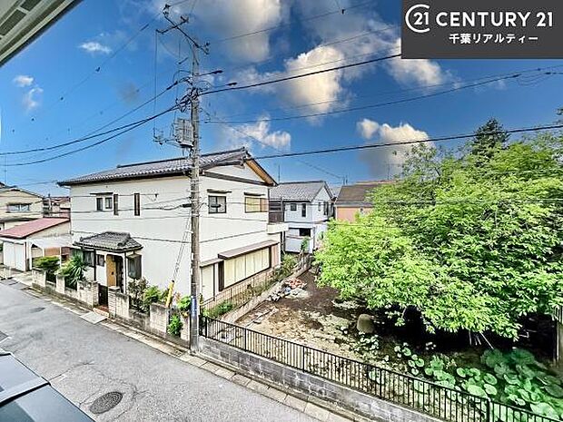 落ち着きある住宅街です!周囲には高い建物がなく、空が広く開放感があり、陽当たりを大きく遮られることもありません!気持ちの良い風が通り抜ける街並みです!