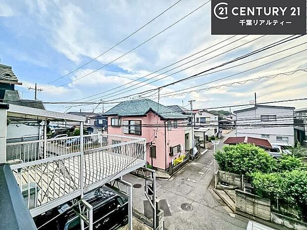 落ち着きある住宅街です！周囲には高い建物がなく、空が広く開放感があり、陽当たりを大きく遮られることもありません！気持ちの良い風が通り抜ける街並みです！