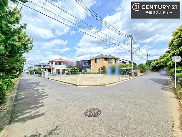 明るく開放的な角地でちょっと贅沢なお住まいをしませんか。陽当り通風良好で気持ちよくお住まいいただけます。