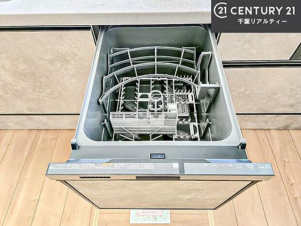 食洗機付きのキッチンです！忙しい時や手荒れ防止として大変活躍する便利な仕様です！ビルトインなのでキッチンの場所を取らず調理スペースを広く使うことが出来ます！