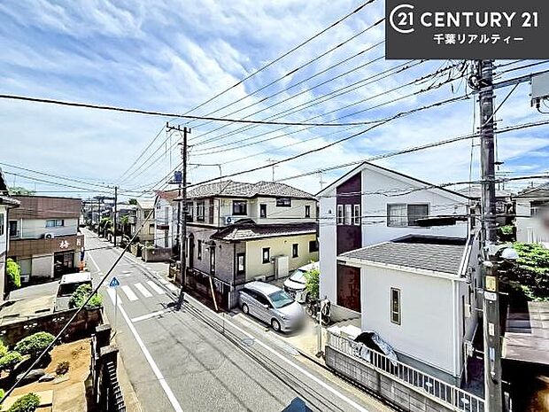 落ち着きある住宅街です！周囲には高い建物がなく、空が広く開放感があり、陽当たりを大きく遮られることもありません！気持ちの良い風が通り抜ける街並みです！