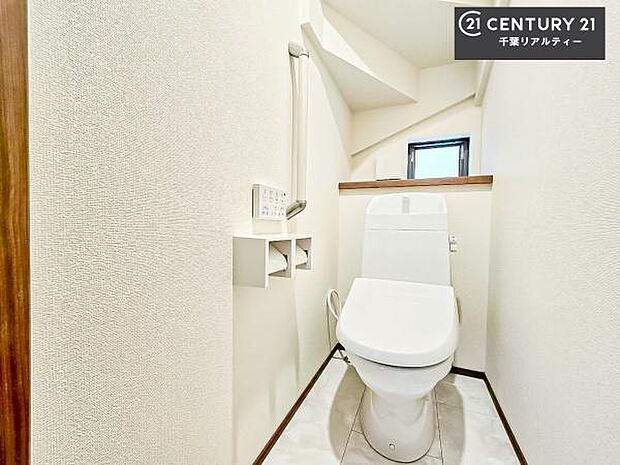 1・2階にトイレがございます!朝の忙しい時間帯も待たずにすみそうですね。白を基調とした清潔感のあるトイレでお手入れがしやすいです!