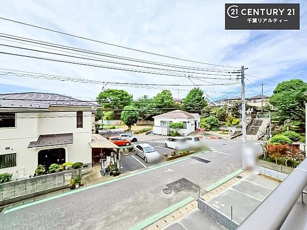 晴れた日には青い空を見渡せる開放的な時間を楽しめます。気持ちの良い風が通り抜ける街並みです!