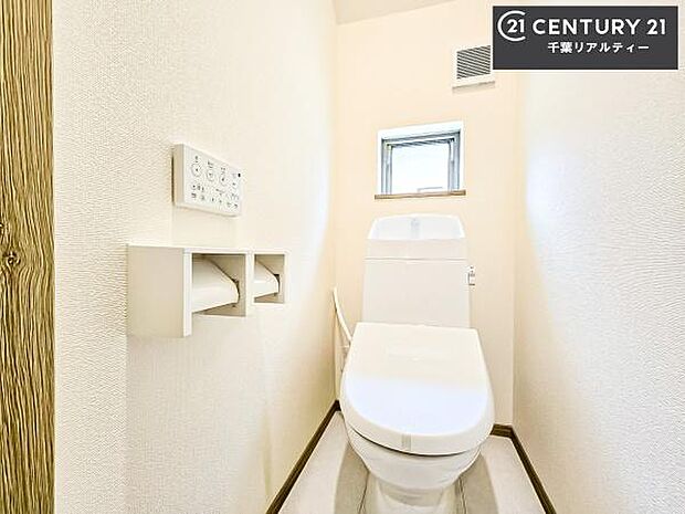 清潔感のある色味のお手洗いです！さわやかでスッキリする空間です！白を基調としているので、お手入れがしやすいトイレです！