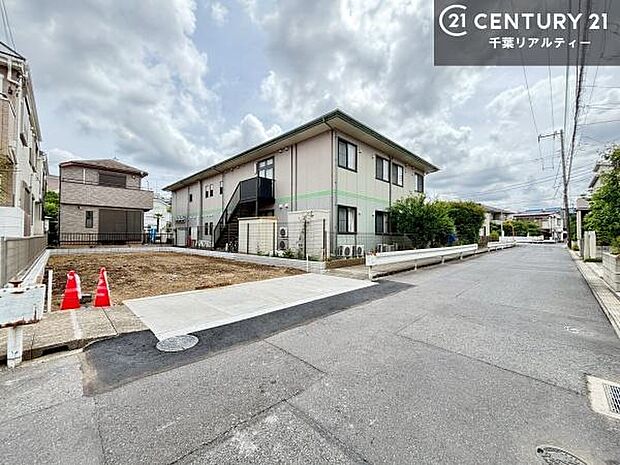 落ち着いた街並みが広がる閑静な住宅街に位置し、穏やかで心安らぐ暮らしを叶える住環境です。