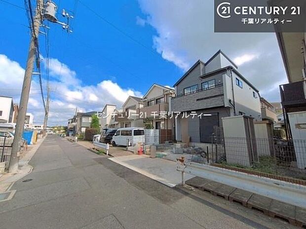 落ち着いた街並みが広がる閑静な住宅街に位置し、穏やかで心安らぐ暮らしを叶える住環境です。