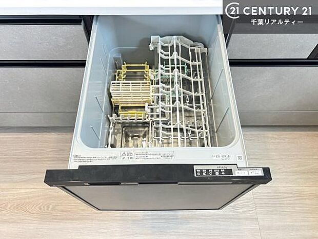 食洗機付きのキッチンです!忙しい時や手荒れ防止として大変活躍する便利な仕様です!ビルトインなのでキッチンの場所を取らず調理スペースを広く使うことが出来ます!