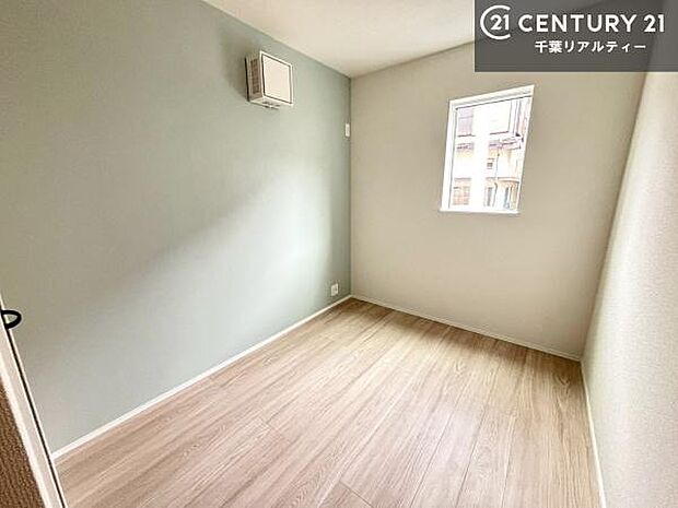 掃き出し窓がないお部屋は、お子様のお部屋としても安心です!収納スペースも充実しているので散らかったお部屋をサッと片付けられます!