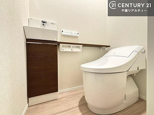 1・2階にトイレがございます!朝の忙しい時間帯も待たずにすみそうですね。白を基調とした清潔感のあるトイレでお手入れがしやすいです!
