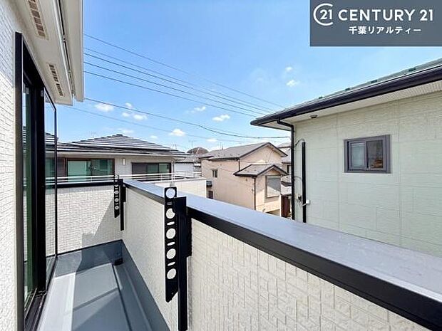 眺望良好なバルコニー。お天気のいい日にはバルコニーへでてリフレッシュするのもいいですね!