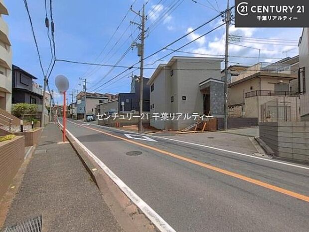 前面道路は8m×4m!車庫入れが苦手な方も安心ですね。