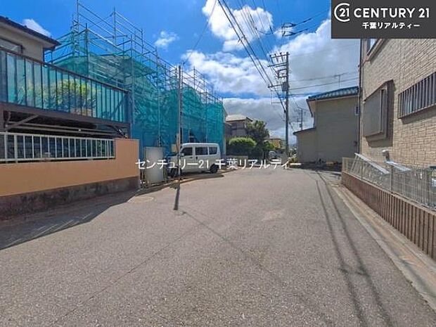 前面道路6.6m!陽当り良好な立地です。車庫入れが苦手な方も安心ですね。