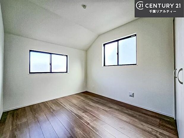 掃き出し窓がない洋室は子供部屋に最適です!2面採光にもなっておりしっかり光も入るので快適にお過ごしいただけます!
