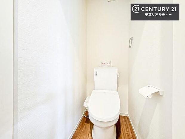 1・2階にトイレがございます!朝の忙しい時間帯も待たずにすみそうですね。白を基調とした清潔感のあるトイレでお手入れがしやすいです!