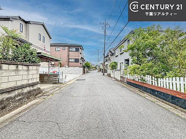 前面道路6m!陽当り良好な立地です。車庫入れが苦手な方も安心ですね。