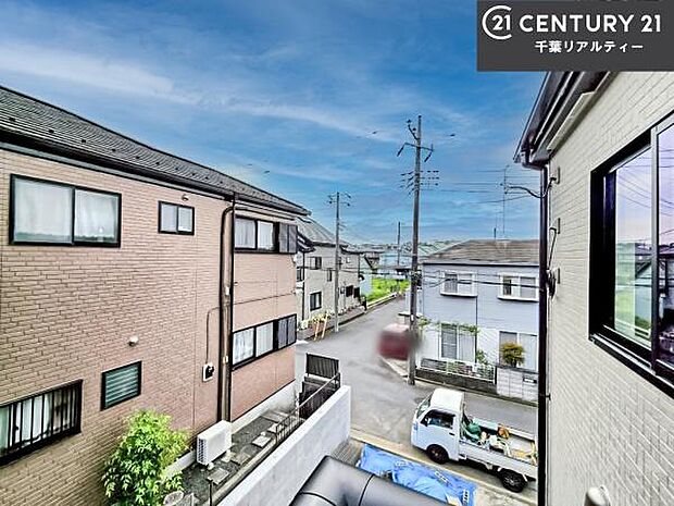 落ち着きある住宅街です!周囲には高い建物がなく、空が広く開放感があり、陽当たりを大きく遮られることもありません!気持ちの良い風が通り抜ける街並みです!