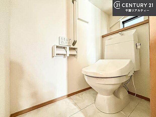 1・2階にトイレがございます！朝の忙しい時間帯も待たずにすみそうですね。白を基調とした清潔感のあるトイレでお手入れがしやすいです！