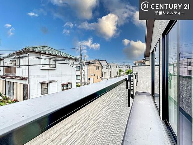 陽当たりの良いバルコニーで、お洗濯物もよく乾きそうですね！お天気の良い日にはバルコニーへ出てリフレッシュするのも気持ちよさそうです。